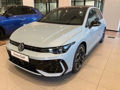 Auto Volkswagen Golf 2.0 tdi r-line plus 150cv dsg km 0 in vendita presso concessionaria Fratelli Giacomel a 36.400 &euro; - foto numero 1