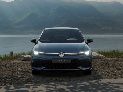 Auto Volkswagen Golf 2.0 tdi r-line plus 150cv dsg nuova in vendita presso concessionaria Fratelli Giacomel a 42.800 &euro; - foto numero 1
