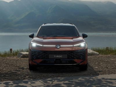Auto Volkswagen T-Roc 1.5 etsi r-line 150cv dsg nuova in vendita presso concessionaria Fratelli Giacomel a 43.900 &euro; - foto numero 1